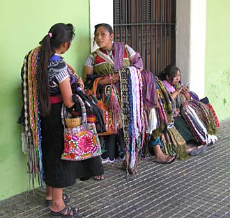 am&eacute;rindiennes charg&eacute;es de vendre de l'artisanat 