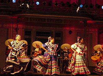 danses folkloriques tr&eacute;s anim&eacute;es et color&eacute;es pendant les f&ecirc;tes latino-mexicaines &agrave; Barcelonnette