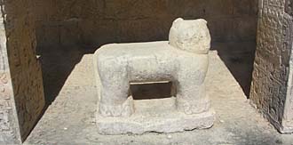 tr&ocirc;ne en pierre en forme de jaguar, animal symbolisant le&nbsp;pouvoir des dirigeants mayas (sur la partie arri&egrave;re du Temple des Jaguars) &agrave; Chich&eacute;n Itz&aacute;