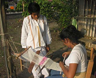 jeunes artisans de m&eacute;tier &agrave; tisser