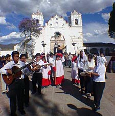 Jeudi Saint &agrave; Teotitl&aacute;n(&eacute;glise du village au fonds)
