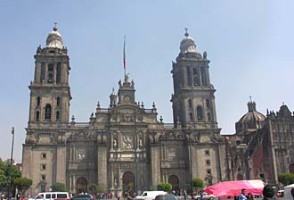 Cath&eacute;drale de Mexico (sur sa droite l'&eacute;glise du Sagrario) 