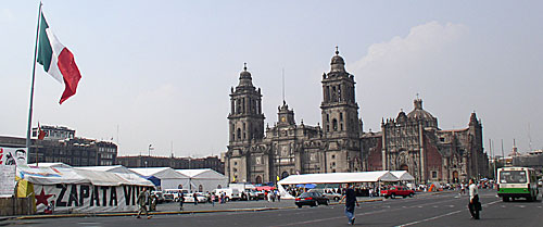 le Z&oacute;calo et la cath&eacute;drale au second plan