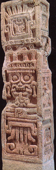 st&egrave;le relatant le culte de Tlaloc, lequel est repr&eacute;sent&eacute; avec son masque caract&eacute;ristique. Retrouv&eacute;e &agrave; Xochicalco