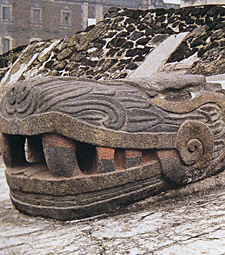 l'une des t&ecirc;tes de serpent avec des traces des peintures originelles de l'esplanade du Templo Mayor