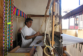 artisan &agrave; La Casa de los once patios &agrave; P&aacute;tzcuaro (&eacute;tat du Michoac&aacute;n, Mexique)