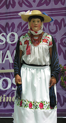 Concours de costumes traditionnels &agrave; Uruap&aacute;n le dimanche des R&acirc;meaux