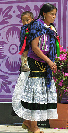 Concours de costumes traditionnels &agrave; Uruap&aacute;n le dimanche des R&acirc;meaux