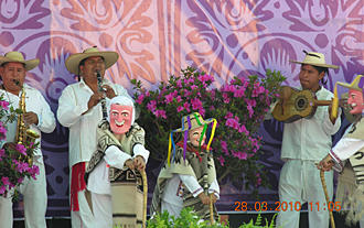 Concours de costumes traditionnels &agrave; Uruap&aacute;n le dimanche des R&acirc;meaux
