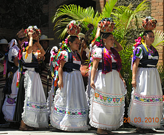 Concours de costumes traditionnels &agrave; Uruap&aacute;n le dimanche des R&acirc;meaux