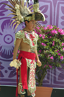 Concours de costumes traditionnels &agrave; Uruap&aacute;n le dimanche des R&acirc;meaux