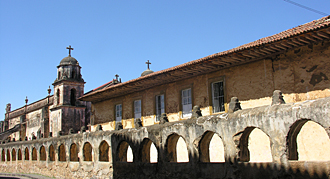 El Sagrario avec l'h&ocirc;pital Santa Marta sur la droite &agrave; P&aacute;tzcuaro (&eacute;tat du Michoac&aacute;n, Mexique)