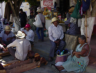 jeu de cartes et si&egrave;ste apr&egrave;s le march&eacute; (&eacute;tat d'Oaxaca,&nbsp;Mexique) 