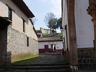 une des rues montantes de P&aacute;tzcuaro (&eacute;tat du Michoac&aacute;n, Mexique)