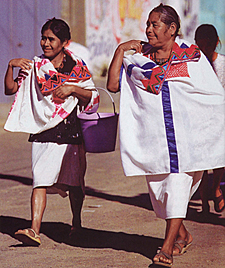 Mixt&egrave;ques de la r&eacute;gion d'Oaxaca se distinguant par de v&ecirc;tements blancs aux bords color&eacute;s (&eacute;tat d'Oaxaca, Mexique)