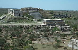 &agrave; gauche, le Palais du Gouverneur, au fond &agrave; droite, le Pigeonnier; entre les deux la Grande Pyramide et au pied de la Grande Pyramide, la maison des Tortues