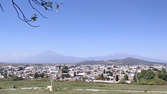 Cholula au premier plan et les volcans au second (&eacute;tat de Puebla, Mexique)
