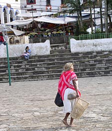 indienne se rendant au march&eacute; de Cuetzal&aacute;n (&eacute;tat de Puebla, Mexique)