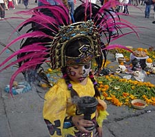 petite indienne pr&eacute;parant sa f&ecirc;te des morts au Mexique
